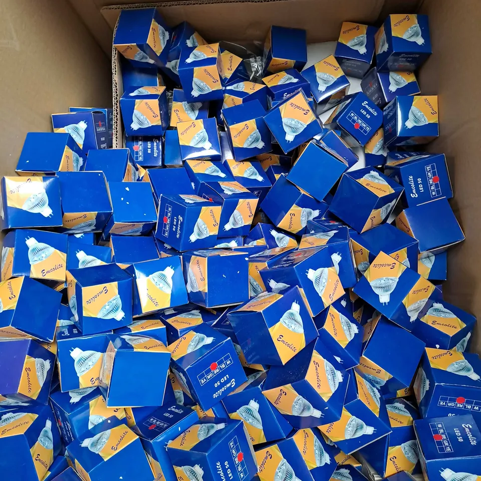BOX OF APPROX 200 ASSORTED LIGHTS TO INCLUDE EMCOLITE TRIMLESS DOWNLIGHTS AND EMCOLITE LED 50 - COLLECTION ONLY