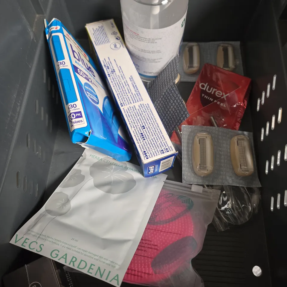 APPROXIMATEY 20 ASSORTED HEALTH AND BEAUTY PRODUCTS TO INCLUDE - CORSODYL MOUTHWASH - DR SQUATCH SOAP - NATURE SPELL ROSEMARY HAIR OIL - ETC