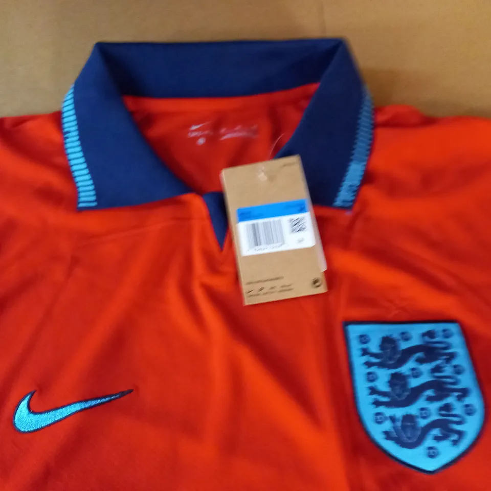 ENGLAND RED FOOTBALL SHIRT - M