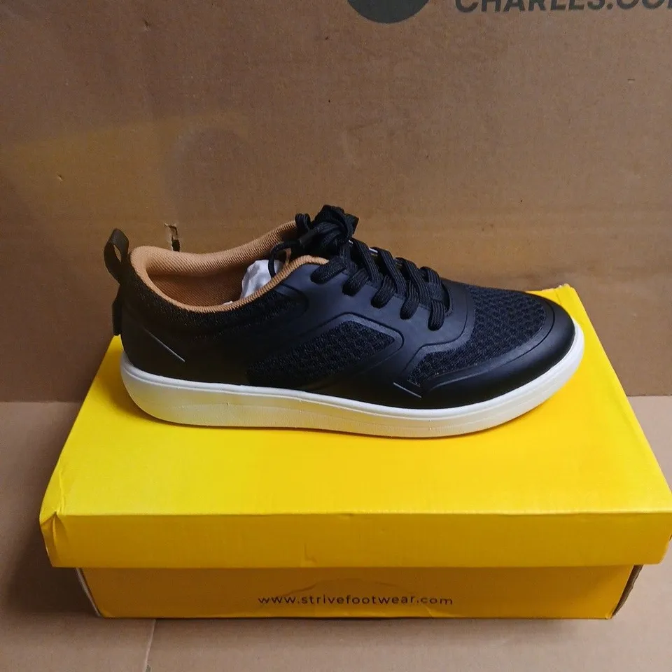 BOXED PAIR OF STRIVE DASH BLACK TRAINERS – UK 6 