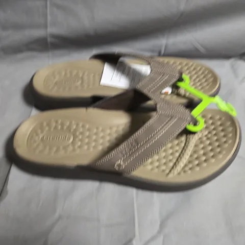 PAIR OF YUKON VISYA 2 CROC FLIP FLOPS - UK SIZE 7