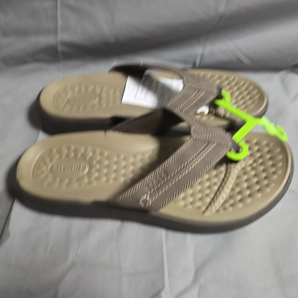 PAIR OF YUKON VISYA 2 CROC FLIP FLOPS - UK SIZE 7
