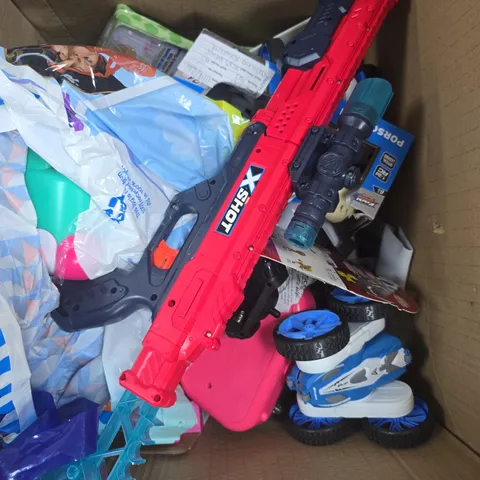 APPROXIMATELY 15 ASSORTED TOYS & GAMES PRODUCTS TO INCLUDE X-SHOT GUN, RC CAR, FIGURINES ETC