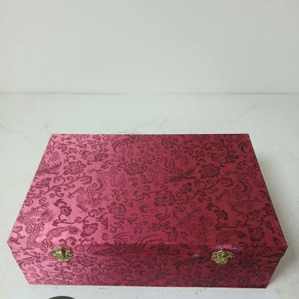 BOX OF APPROXIMATELY 10 DECORATIVE ORIENTAL CERAMIC ORB AND TWO BLACK LION FIGURINES - DAMAGED