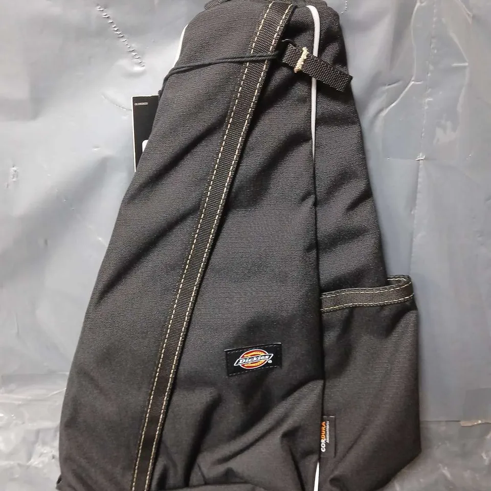 DICKIES ASHVILLE SLING BAG IN BLACK