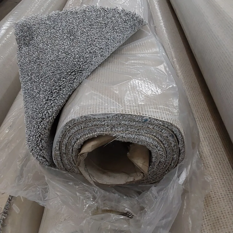 ROLL OF QUALITY DUTCHESS TWIST LIGHT GREY CARPET // SIZE: APPROXIMATELY 2.9 X 4m