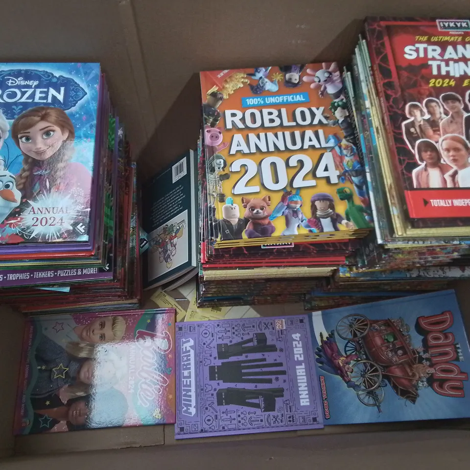 LARGE QUANTITY OF ASSORTED 2024 ANNUALS TO INCLUDE FROZEN, BARBIE, ROBLOX AND DANDY