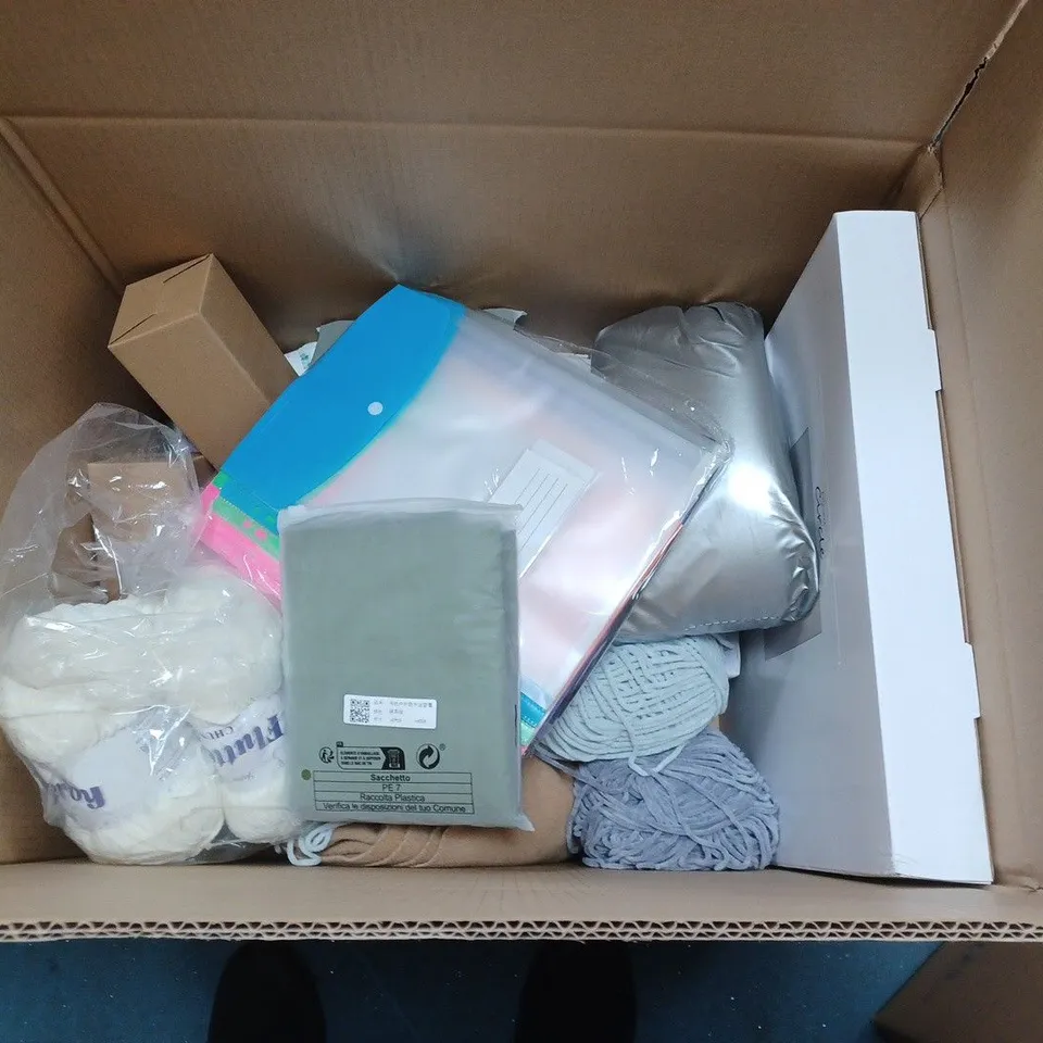 APPROXIMATELY 20 HOUSEHOLD ITEMS TO INCLUDE PILLOWS, KNITTING YARN AND A BAG