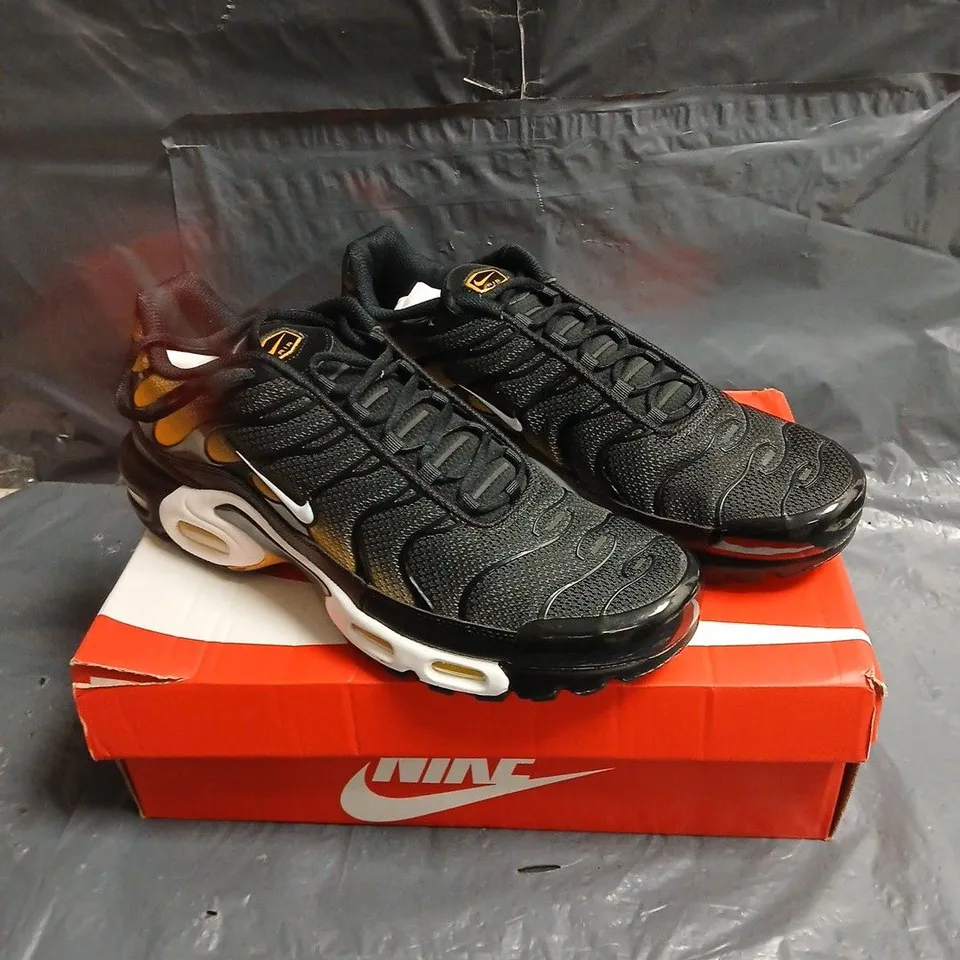 NIKE SNEAKERS – BLACK WITH ORANGE GRADIENT ACCENTS UK 11