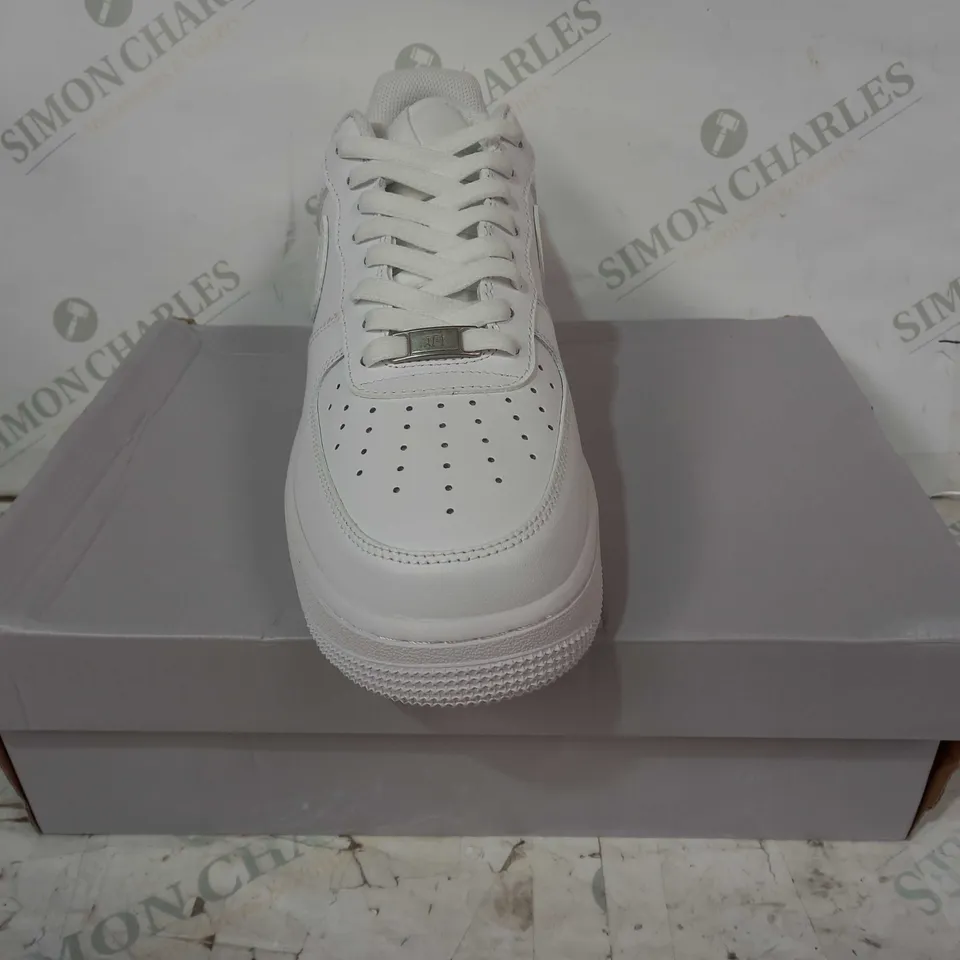 BOXED PAIR OF NIKE AIR FORCE 1 '07 SHOE SIN WHITE UK SIZE 9