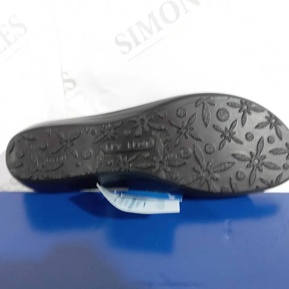 BOXED PAIR OF FLY FLOT MESH STRAP OPEN TOE BLACK SHOES (FLY27046) - UK 5