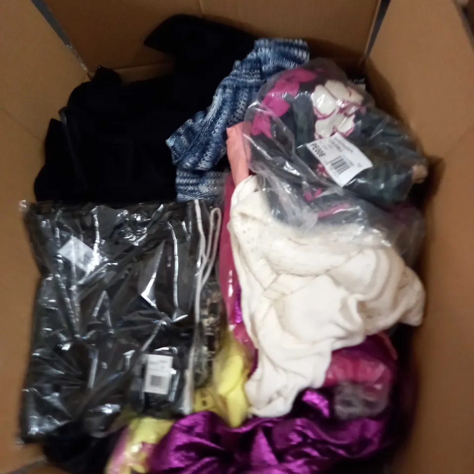 LOT OF ASSORTED CLOTHING AND ACCESSORIES TO INCLUDE; T-SHIRTS, JUMPERS ETC