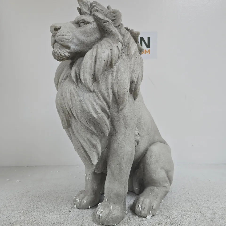GARDEN LION STATUE ORNAMENT – STONE/CONCRETE LOOK, SEATED