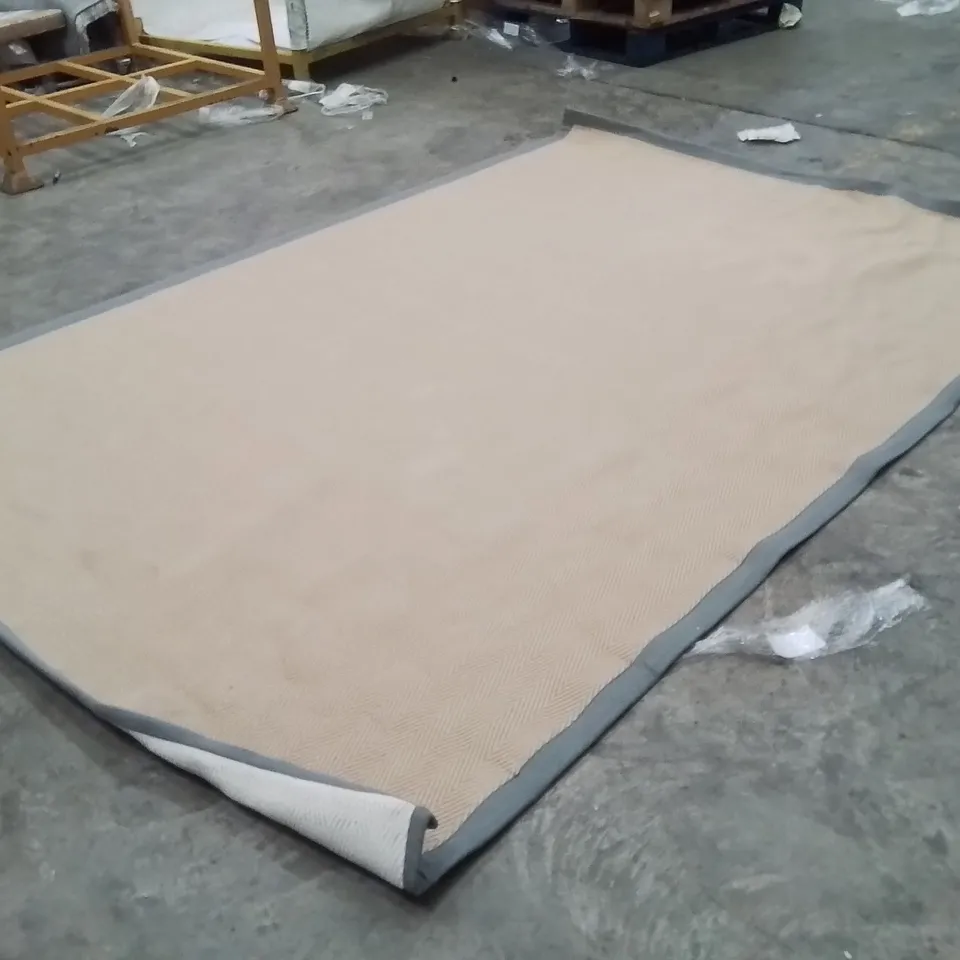 QUALITY DESIGNER AREA RUG - APPROXIMATELY 290X200CM