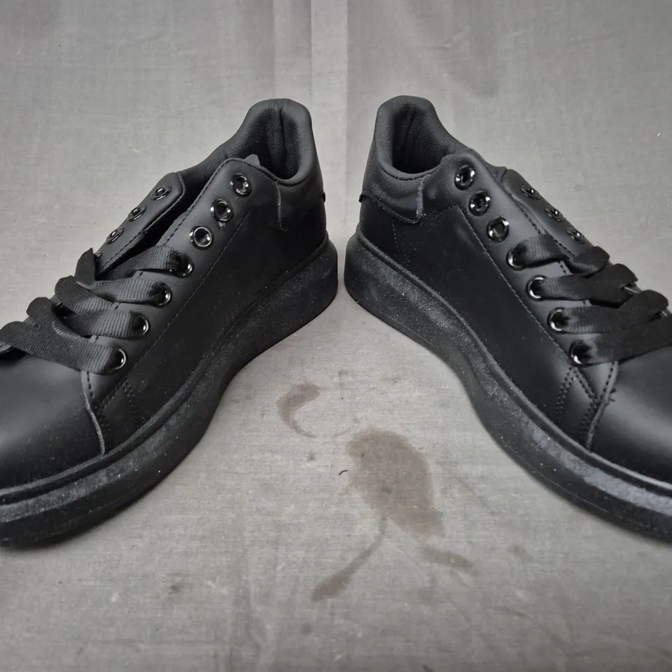 BOXED PAIR OF UNBRANDED SHOES IN BLACK EU SIZE 43