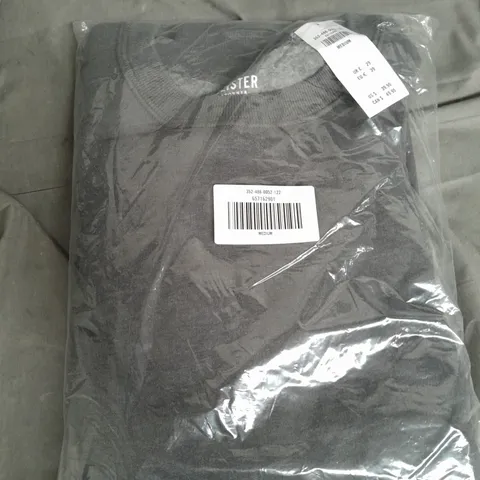HOLLISTER ROUND NECK SWEATER IN GREY - MEDIUM