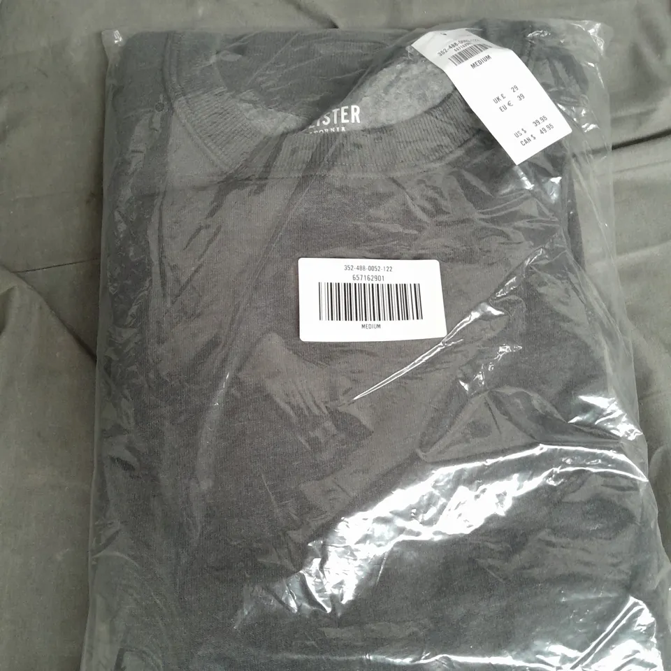HOLLISTER ROUND NECK SWEATER IN GREY - MEDIUM