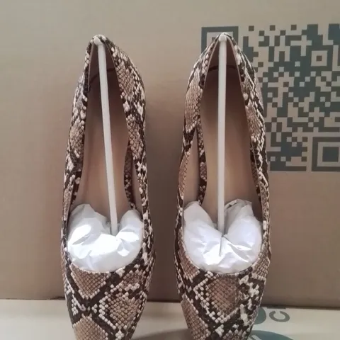 BOX CONTAINING APPROXIMATELY 10 BRAND NEW WOMENS JD WILLIAMS SNAKE BLOCK HEELS SIZE 7EEE