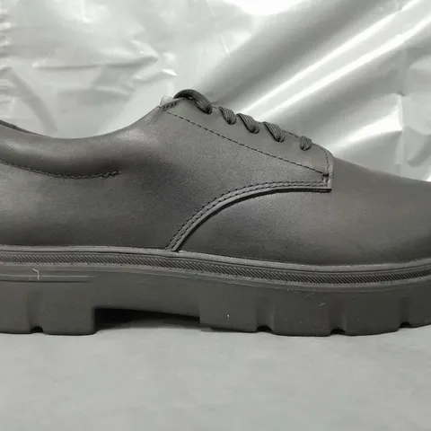 BOXED PAIR OF CLARKS LORCAM LOOP Y SHOES IN BLACK UK SIZE 7.5
