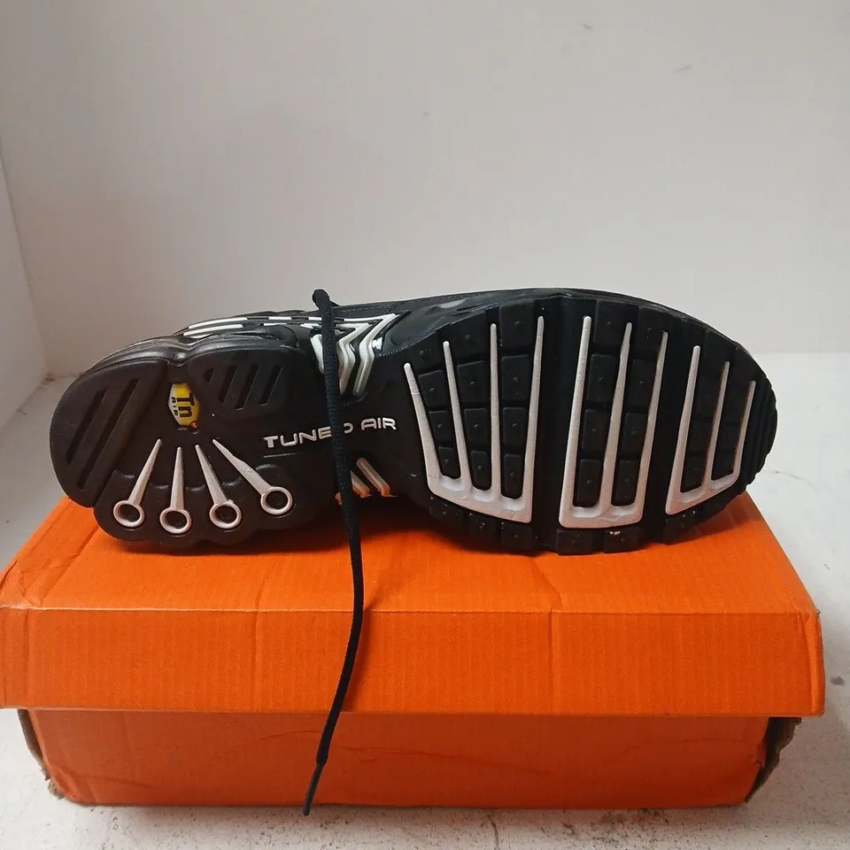 NIKE AIR MAX PLUS III TRAINERS – 9