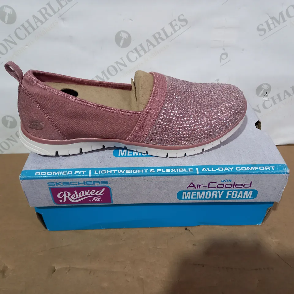 BOXED PAIR OF SKECHERS SHOES- SIZE 7