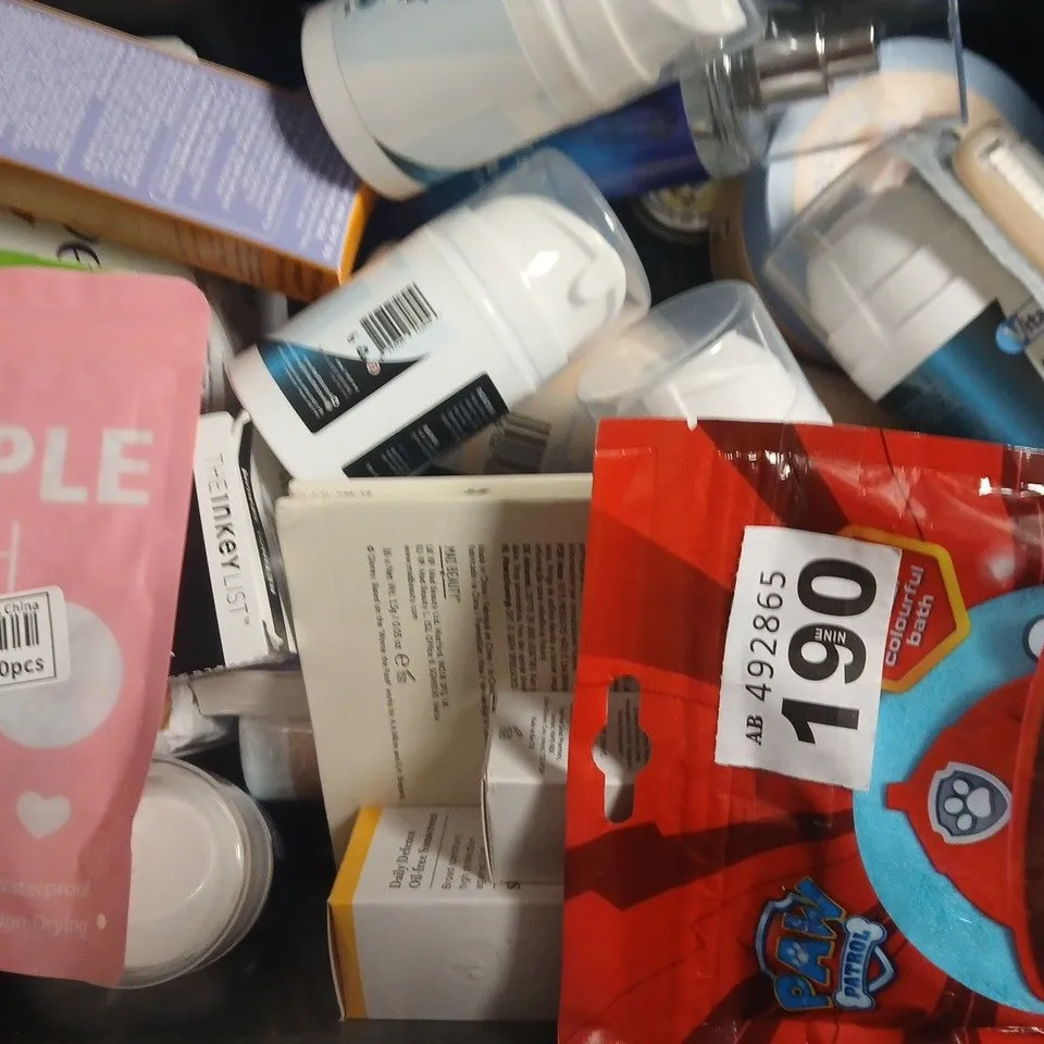 APPROXIMATELY 20 ASSORTED COSMETIC ITEMS TO INCLUDE CERAVE, L'ORÉAL, ETC - COLLECTION ONLY