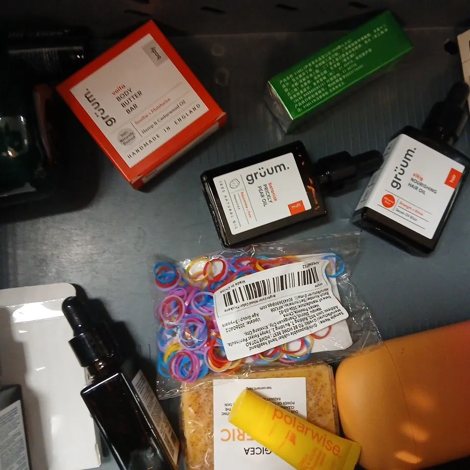 APPROX 10 ASSORTED BEAUTY PRODUCTS TO INCLUDE LIZ EARLE SKIN TONIC, AVEDA SHAMPOO, GRUUM SOAK UP SUMMER SET, ETC