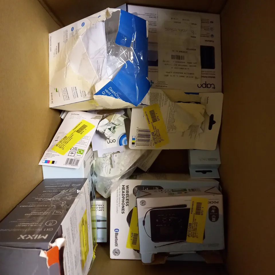 APPROXIMATELY 20 ASSORTED ELECTRICAL PRODUCTS TO INCLUDE HEADPHONES, CHARGING CABLES, POCKET RADIO ETC 