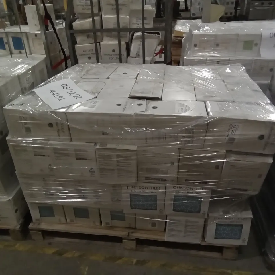 PALLET OF APPROXIMATELY 90 PACKS OF 44 PCS BRILLIANT VERTE POMME 15×15CM ASTUCE TILES, 25 PCS MAT BLEU BALT ASTUCE TILES & 25PCS MAT BLEU BALTIQUE 3 20×20CM TILES
