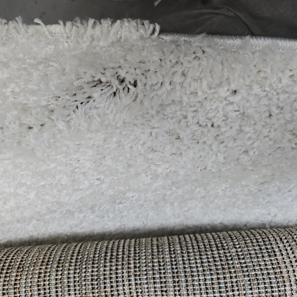 UNBRANDED WHITE RUG SIZE UNKNOWN 