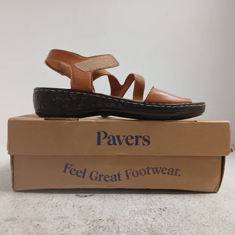 BOXED PAIR OF PAVERS OPEN TOE SANDALS IN TAN SIZE 6