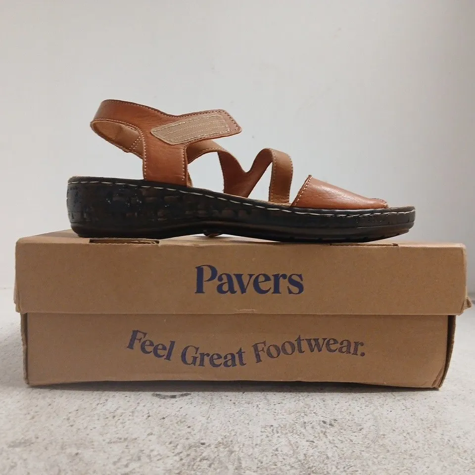 BOXED PAIR OF PAVERS OPEN TOE SANDALS IN TAN SIZE 6