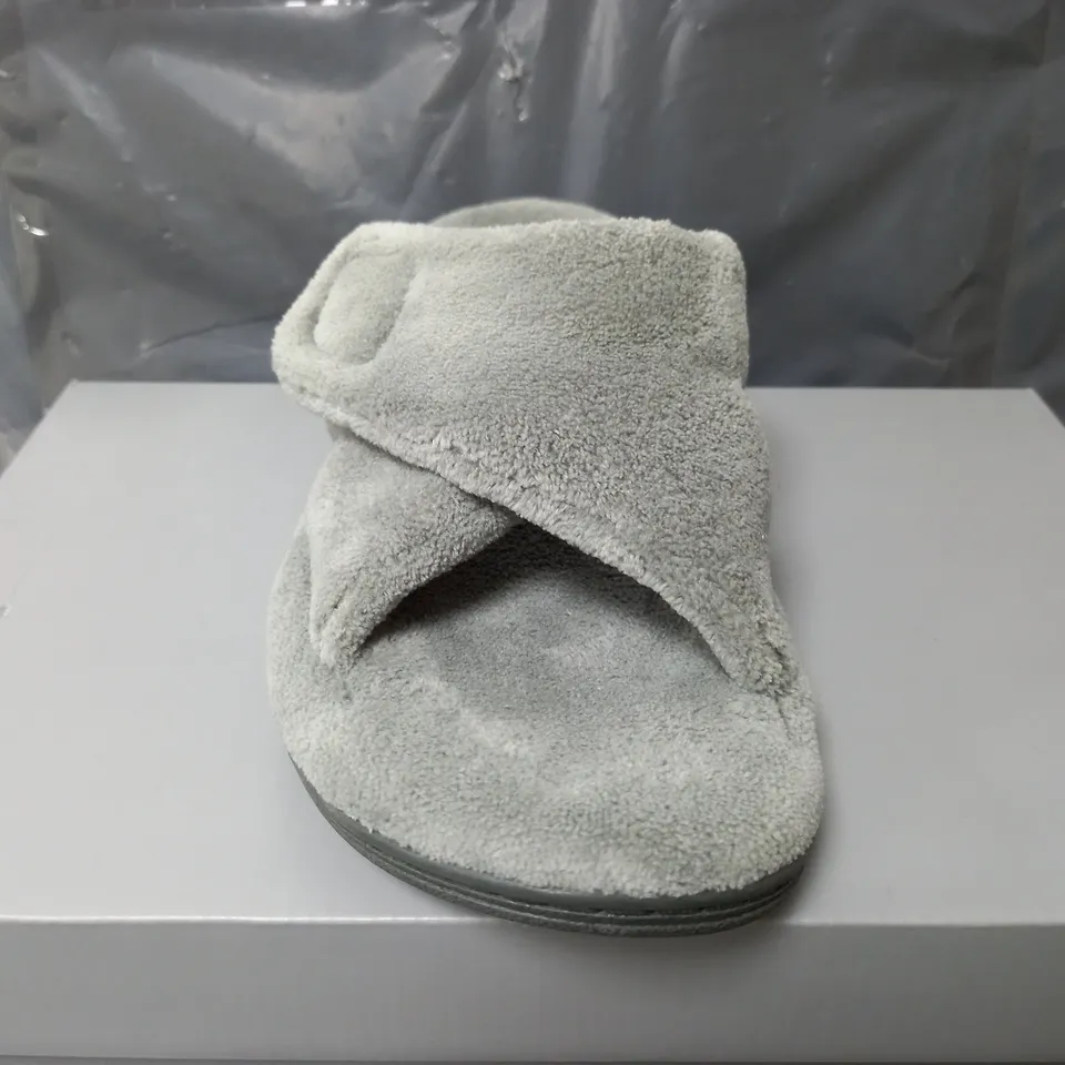 VIONIC INDULGE RELAX SLIPPERS IN GREY - UK 7