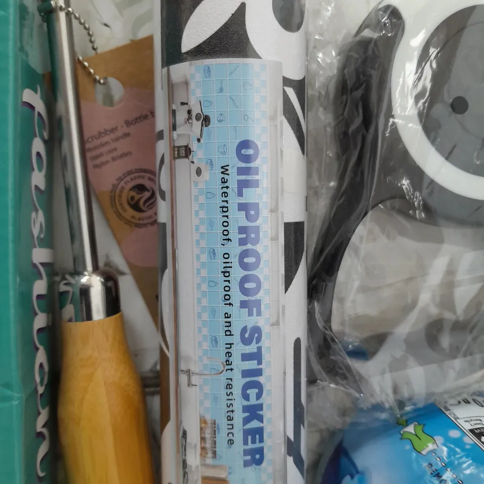 A BOX OF 30 HOUSEHOLD ITEMS TO INCLUDE LENOR SCENT BOOSTERS WINDOW BLINDS OILPROOF KITCHEN WALL STICKERS A DOG LEAD ETC.