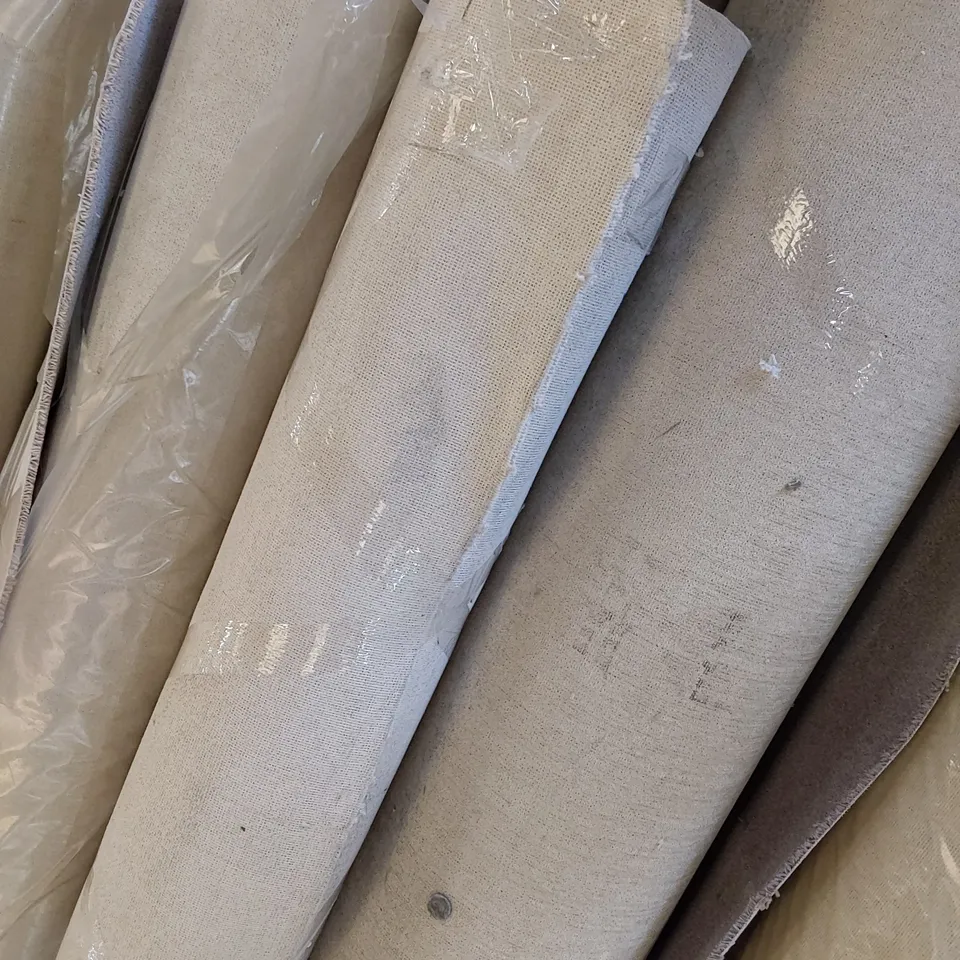 ROLL OF QUALITY BEIGE CARPET RUNNER APPROXIMATELY 1M × SIZE UNSPECIFIED 