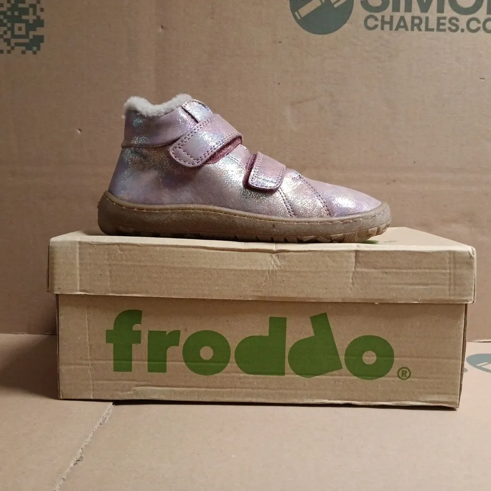 BOXED PAIR OF FRODDO KIDS VELCRO STRAP SHOES IN SHINY PINK SIZE EU 31