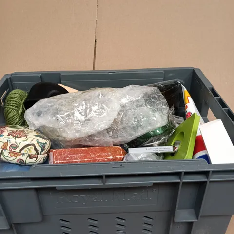 TOTE OF APPROXIMATELY 10 ASSORTED ITEMS INCLUDING HEATHCOTE & IVORY HEART SHAPED BOX, A SLAZENGER GOLF BALL AND EVER BUILD ALL PURPOSE READY MIXED FILLER