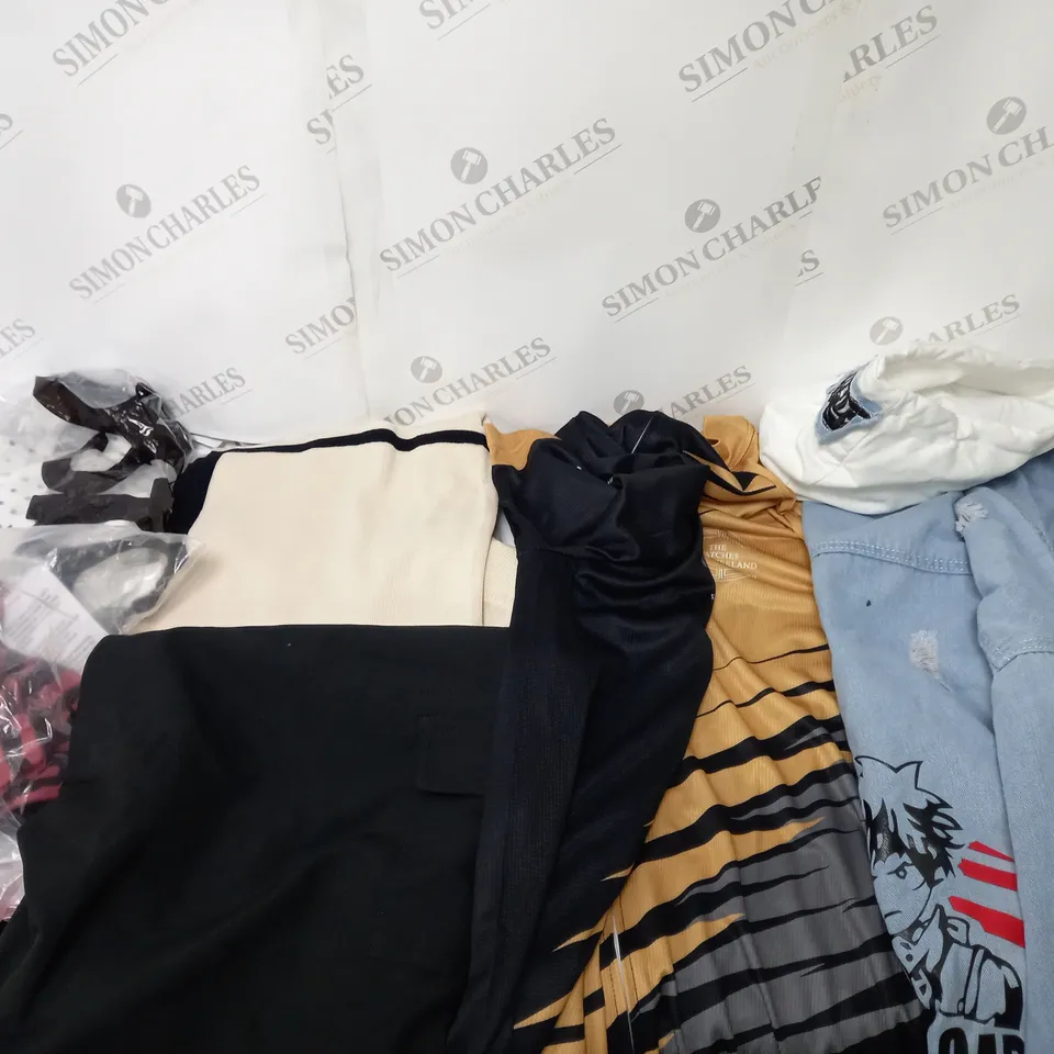 BOX OF APPROXIMATELY 20 ASSORTED CLOTHING PRODUCTS IN VARIOUS SIZES TO INCLUDE JACKETS, SPORTS SHIRTS, SHORTS ETC 