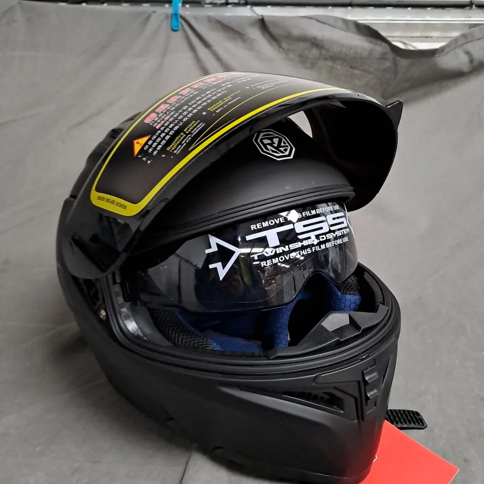 RZ HELMET IN BLACK SIZE XXL 