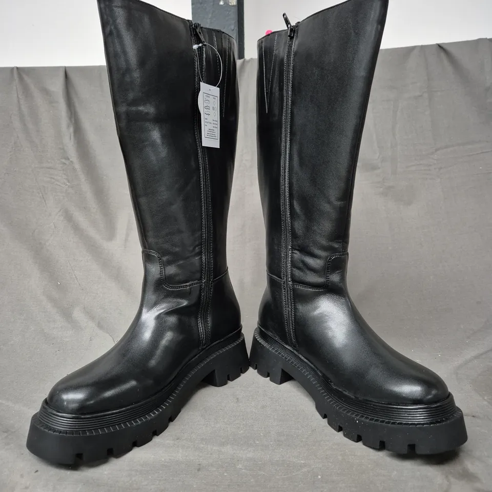 BOXED PAIR OF IN THE STYLE CHUNKY KNEE-HIGH BOOTS IN BLACK UK SIZE 6