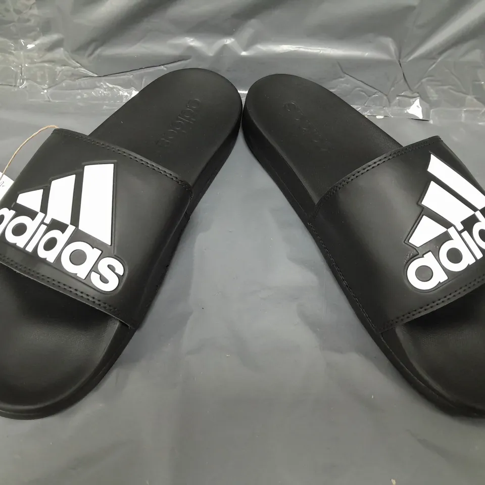 BOXED PAIR OF ADIDAS ADILETTE COMFORT SLIDERS IN BLACK/WHITE UK SIZE 8