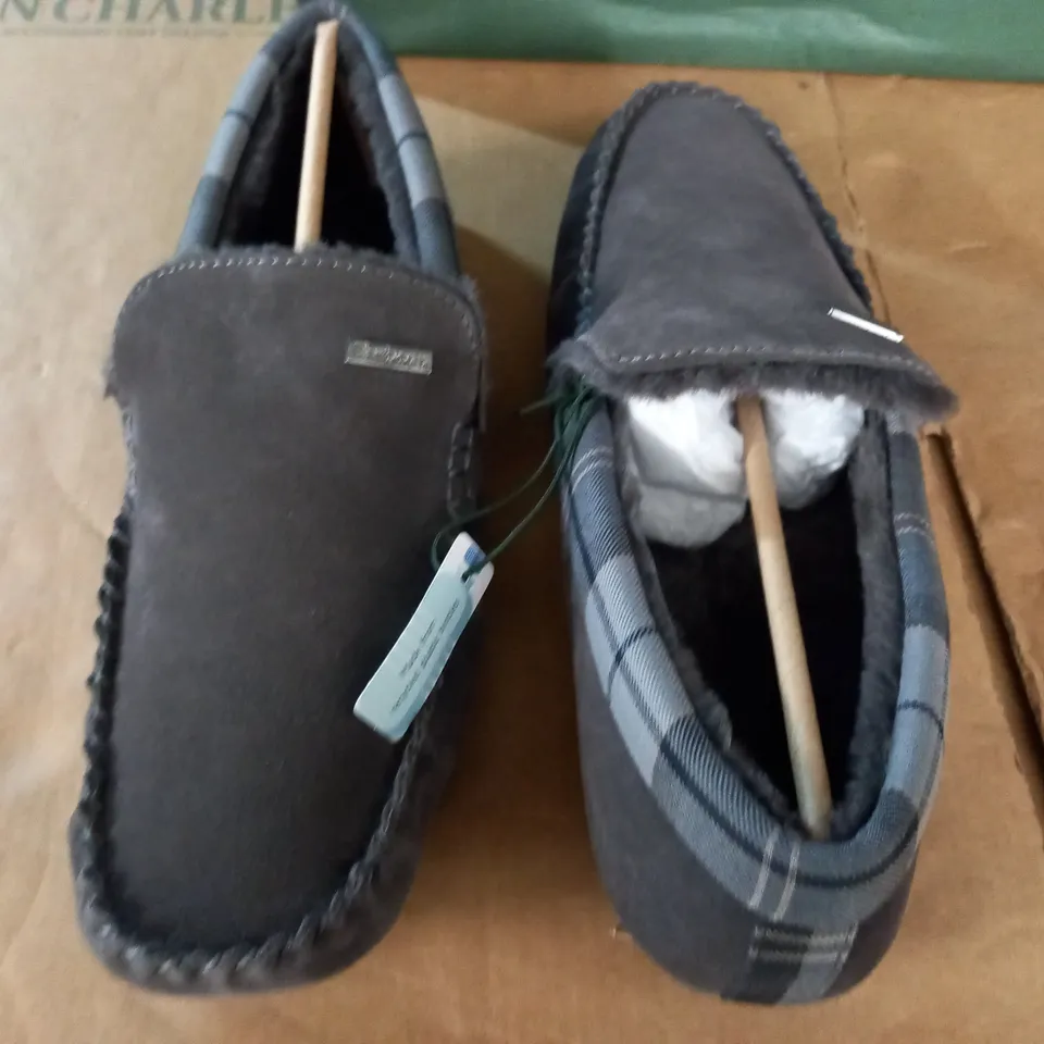 PAIR OF BARBOUR MONTY SLIPPERS IN GREY - UK 9