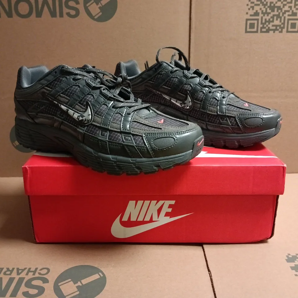 BOXED PAIR OF NIKE P-6000 TRAINERS IN IRON GREY/METALLIC SILVER SIZE UK 8