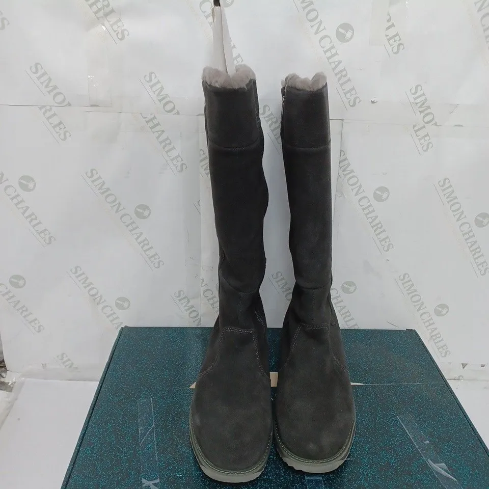 BOXED PAIR OF EMU ALL WEATHER WATERPROOF COLL SUEDE SHEEPSKIN MOONTA HIGH BOOTS IN DARK GREY SIZE 8