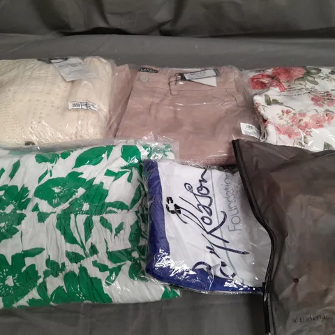 BOX OF APPROXIMATELY 25 ASSORTED CLOTHING ITEMS TO INCLUDE - T-SHIRT , DRESSES , JEANS , ETC