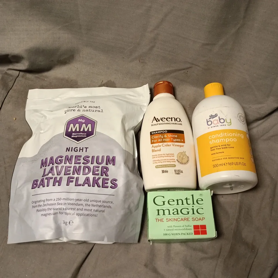 APPROXIMATELY 15 ASSORTED COSMETIC ITEMS TO INCLUDE AVEENO, LAVENDER BATH FLAKES, BABY SHAMPOO, SOAP ETC