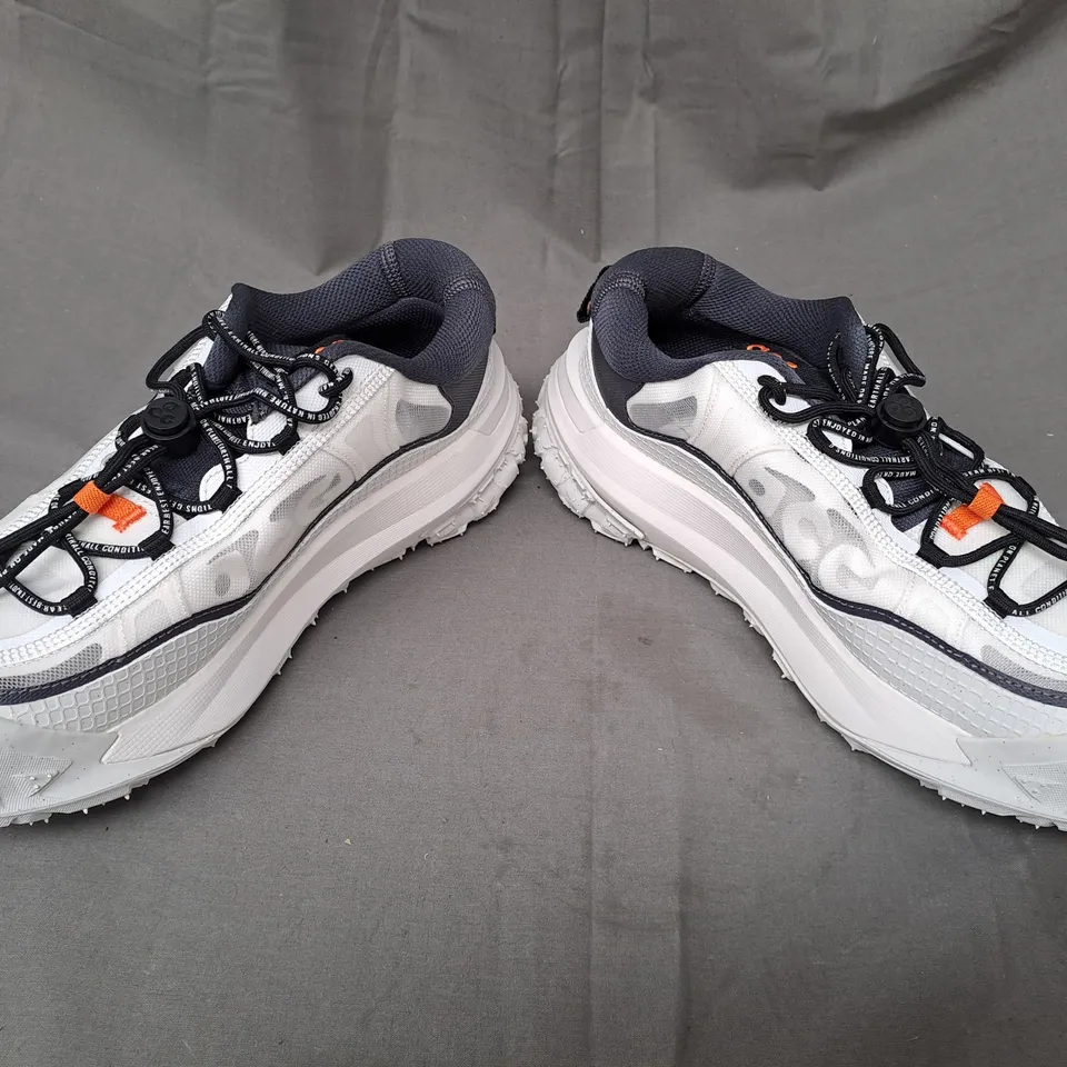 BOXED PAIR OF NIKE ACG MOUNTAIN FLY 2 LOW SHOES IN WHITE UK SIZE 9