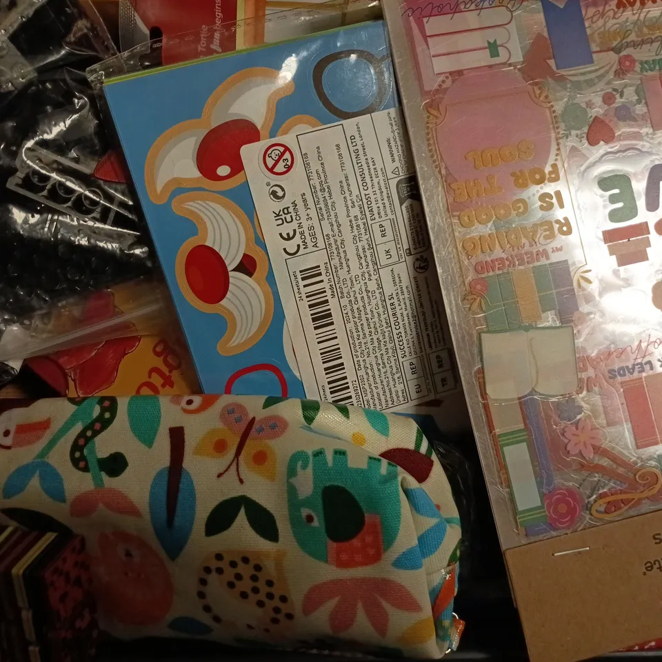 APPROXIMATELY 10 ASSORTED TOYS AND GAMES TO INCLUDE PAINT POTS, METAL TRAIN CARRIAGE, ETC