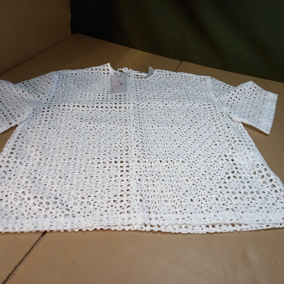 FOREVER UNIQUE WHITE CUT OUT STATEMENT TOP - SIZE 12