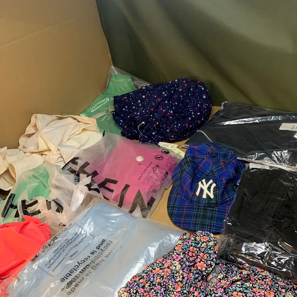 MEDIUM BOX OF ASSORTED CLOTHING ITEMS TO INCLUDE DRESSES, T-SHIRTS AND JEANS
